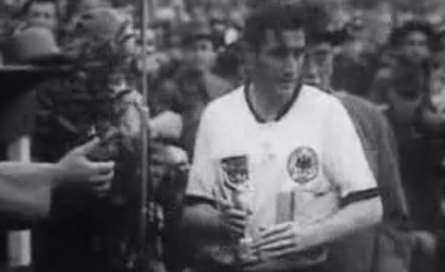 Капитан сборной ФРГ 1954 года Фриц Вальтер с кубком мира