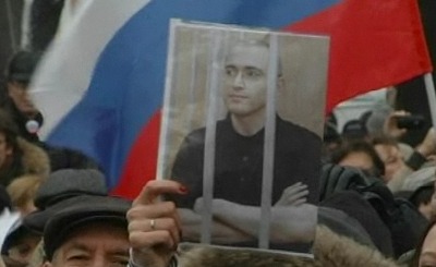 У здания суда в поддержку Ходорковского и Лебедева выступили российские граждане. Телекадр N24 У здания суда в поддержку Ходорковского и Лебедева выступили российские граждане. Телекадр N24