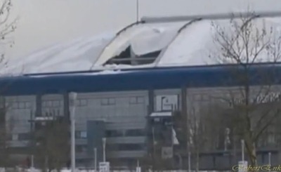 Арена в Гельзенкирхене не выдержала напор снега. Телекадр Bild.de Арена в Гельзенкирхене не выдержала напор снега. Телекадр Bild.de