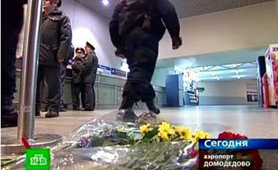 Цветы неподалеку от места взрыва в «Домодедово». Кадр российского телеканала НТВ Цветы неподалеку от места взрыва в «Домодедово». Кадр российского телеканала НТВ