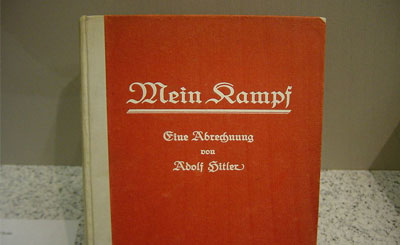 Первое немецкое издание книги Гитлера «Моя борьба», 1925 год. Фото с сайта wilipedia.org Первое немецкое издание книги Гитлера «Моя борьба», 1925 год. Фото с сайта wilipedia.org